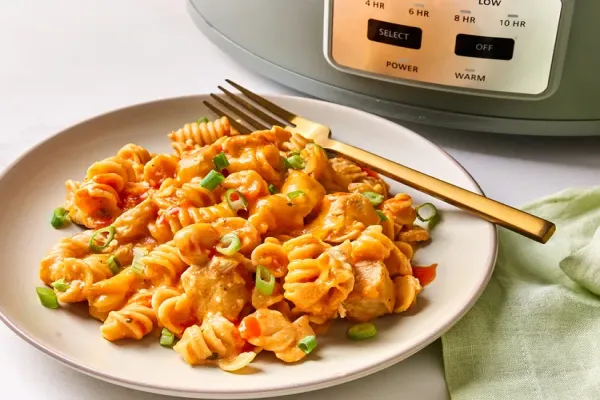 Crockpot Buffalo Chicken Mac N Cheese
